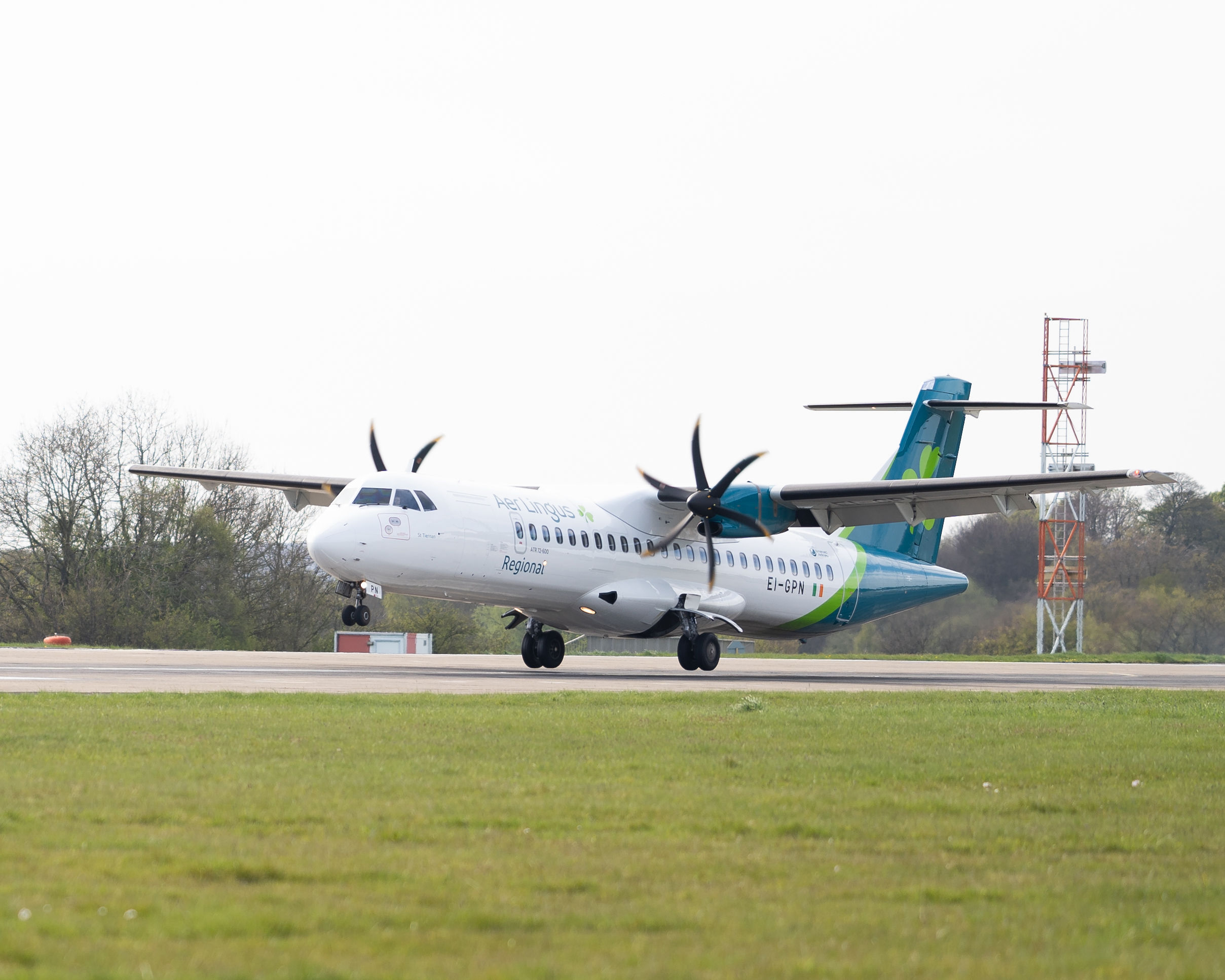 Wizz and Emerald join hunt for Flybe crew