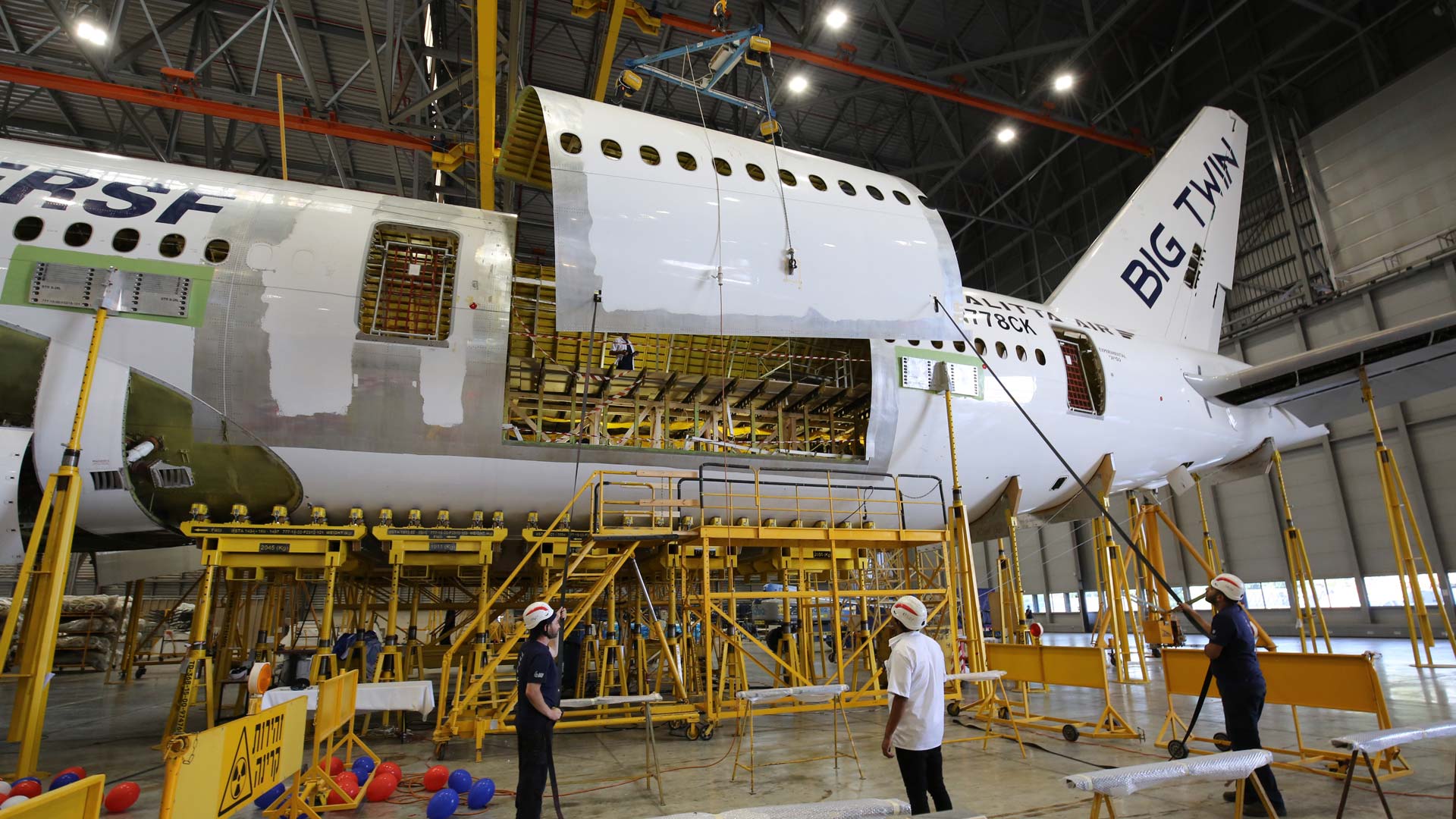 IAI cuts cargo door in the first 777-300ER