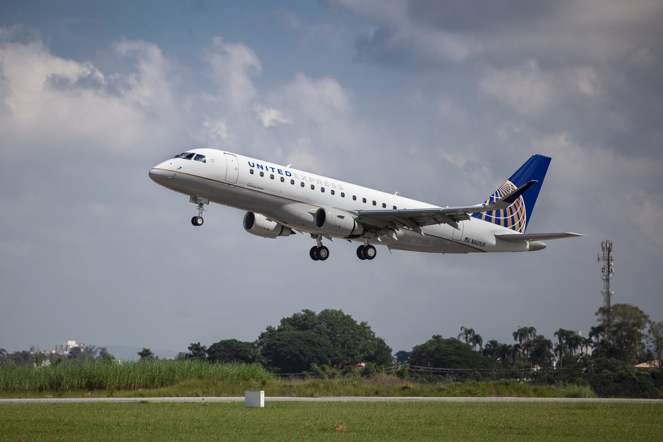 Mesa Air to sell 18 Embraer aircraft to United