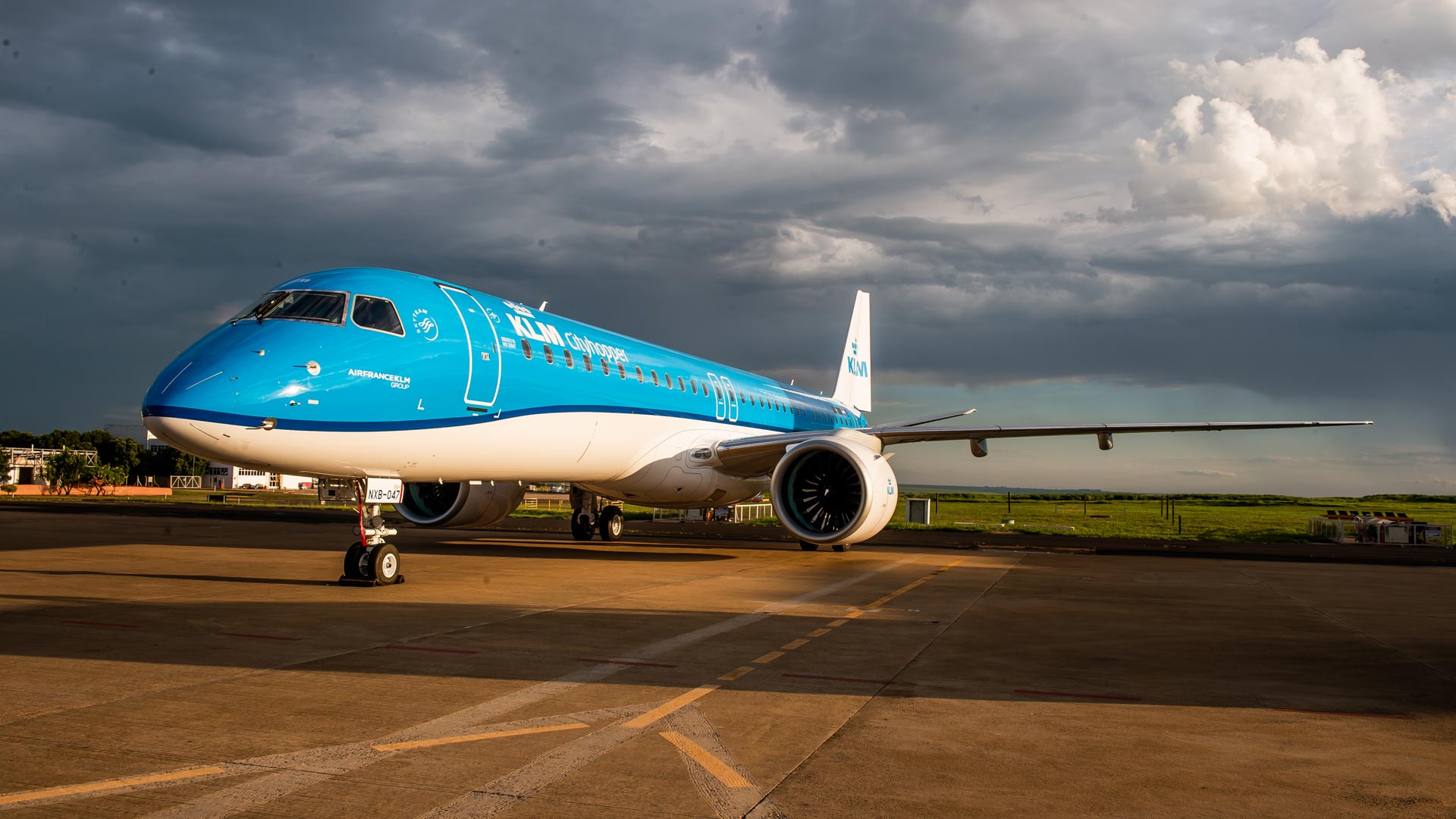 Aircastle delivers the second of 15 Embraer 195 E2 aircraft to KLM Cityhopper