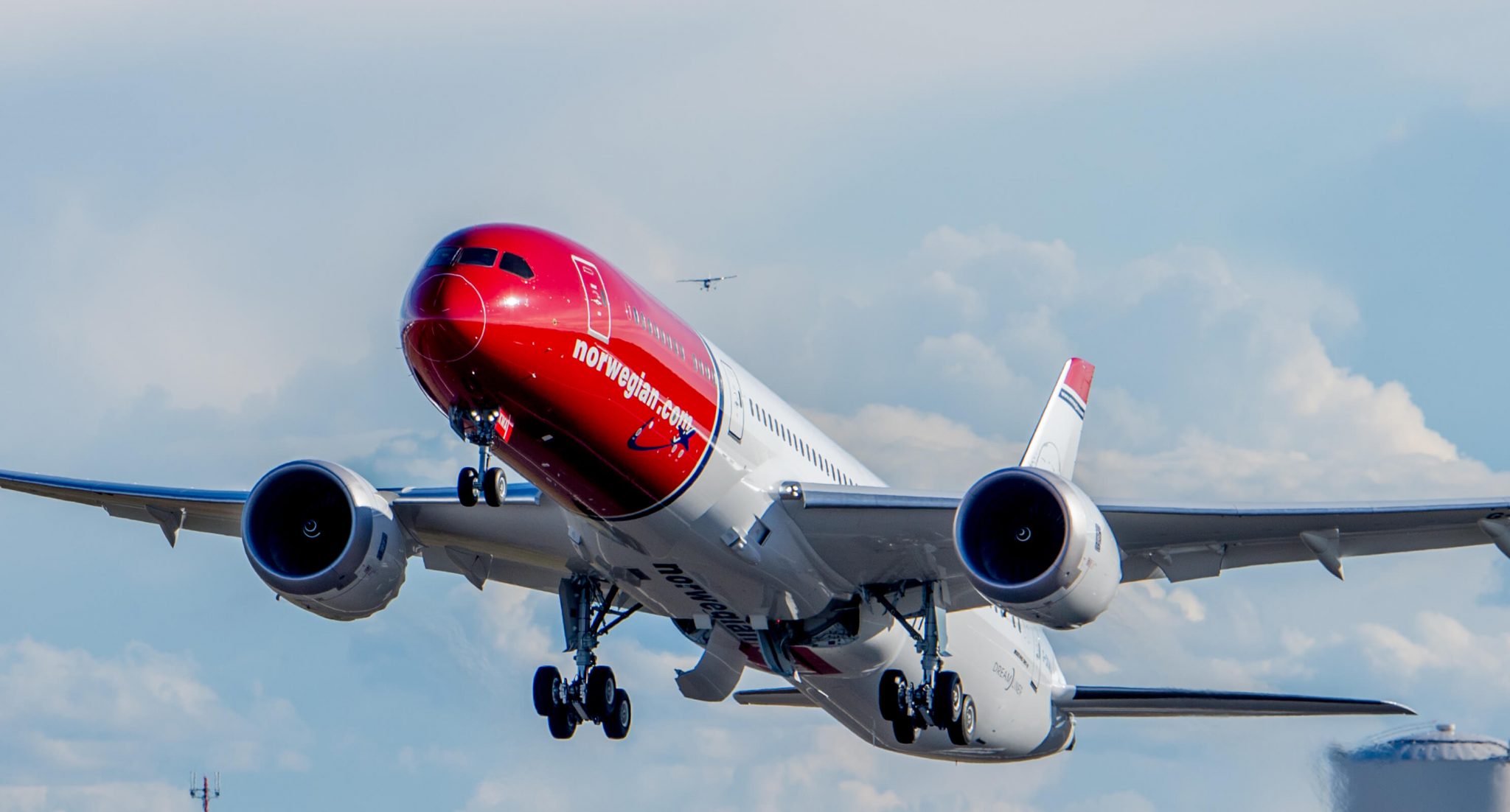 Lessors take stake in Norwegian