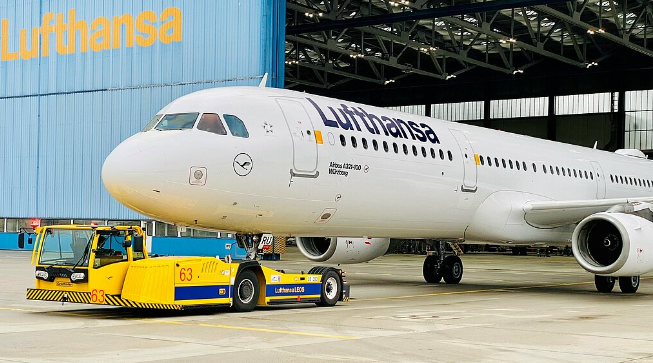 Lufthansa rolls out second "green" aircraft tractor in Frankfurt