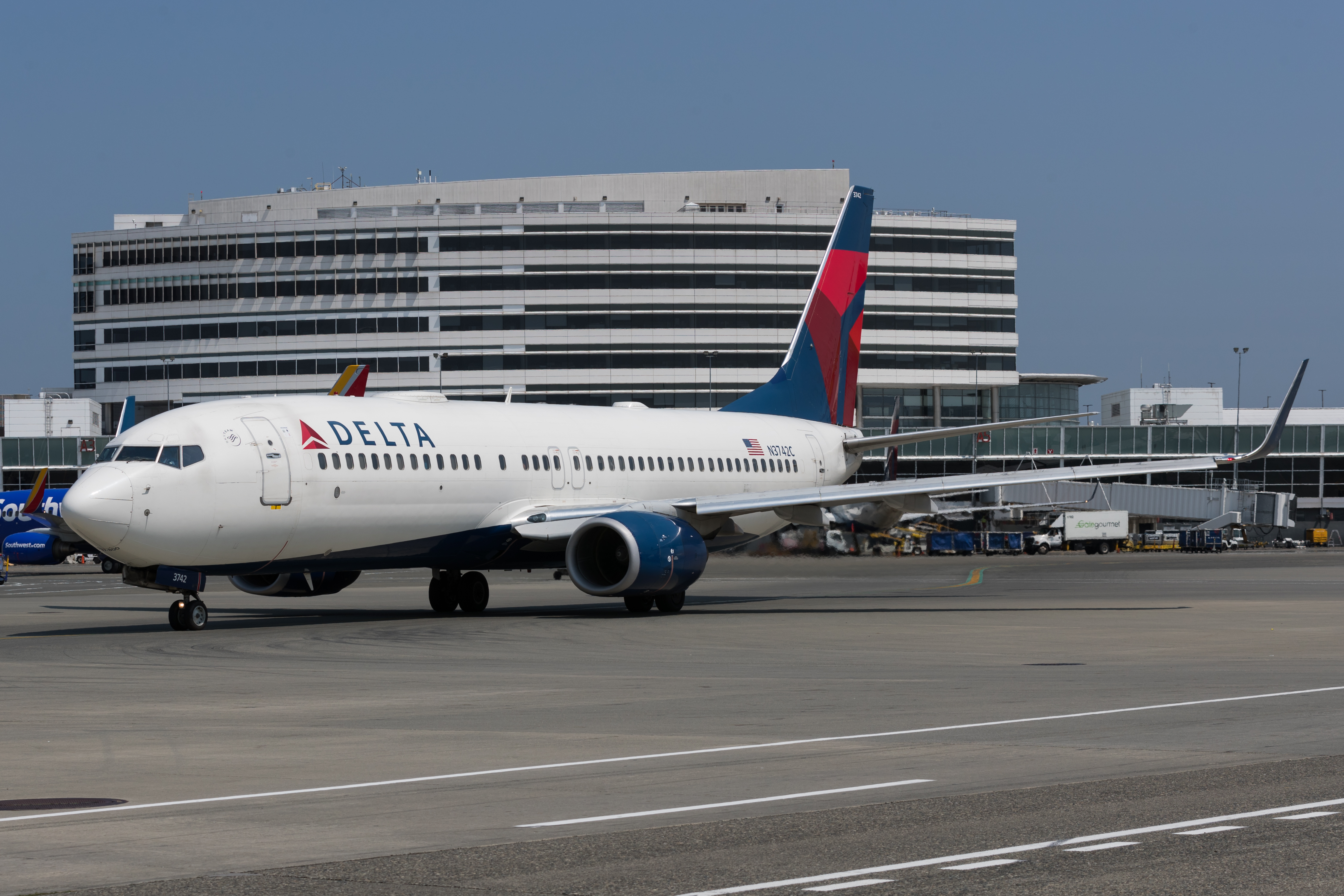 Delta flight returns to Tucson after engine issue, FAA investigating