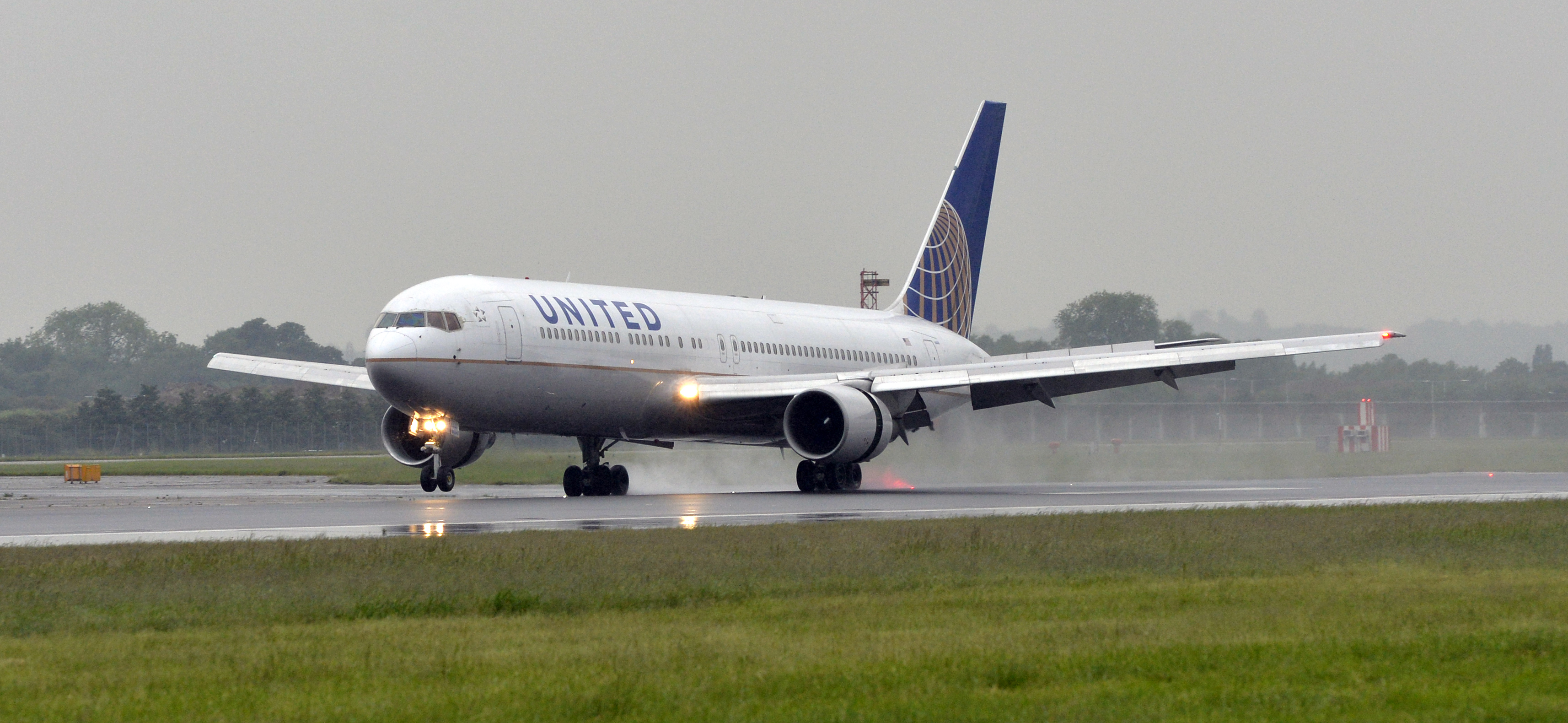 United adds nearly 200 flights to Milwaukee, Chicago for political conventions