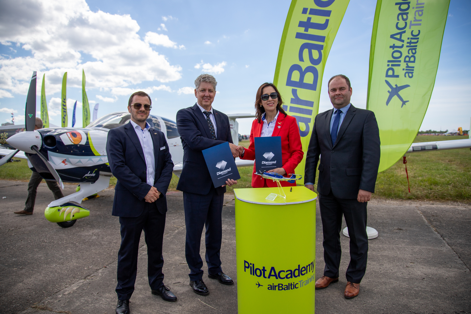 airBaltic Training signs LOI for three all-electric eDA40 and two DA42-VI