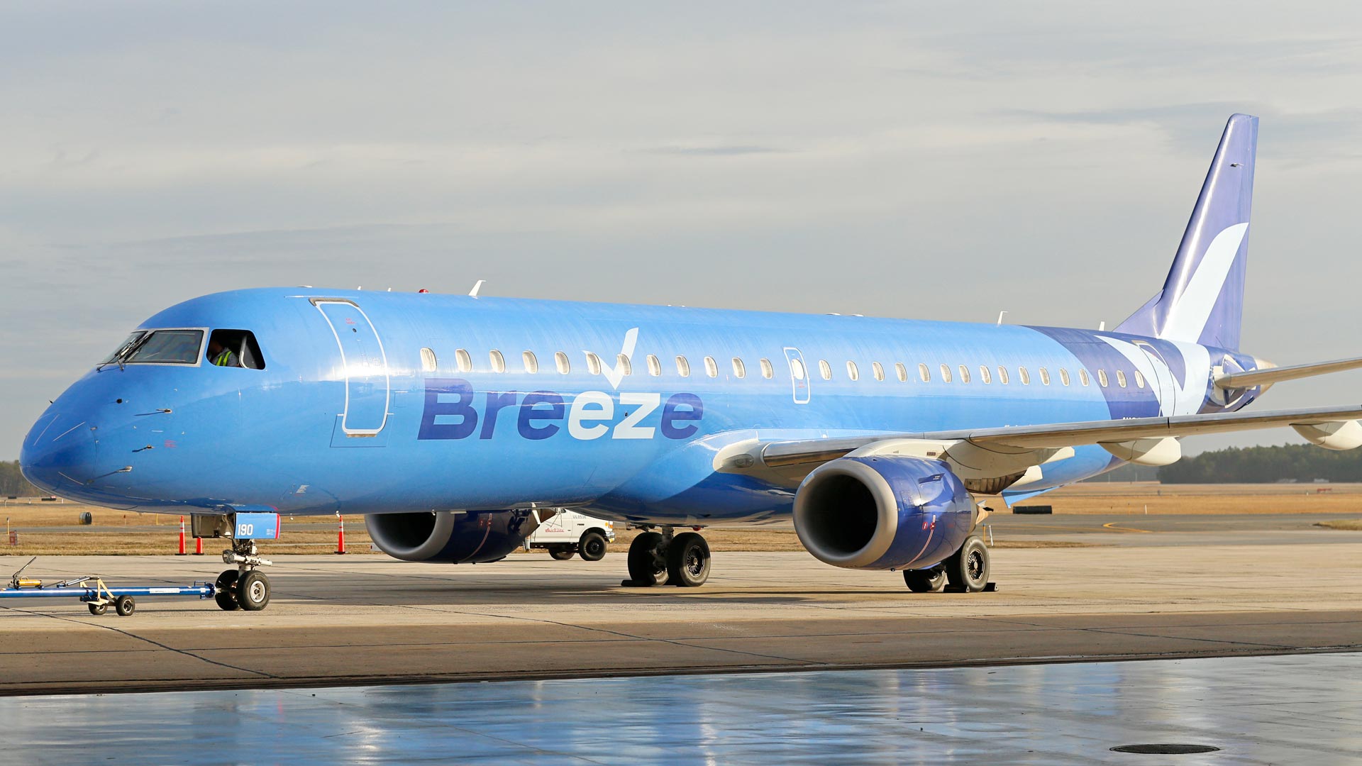 Breeze Airways unveils first of 80 Airbus A220s on order