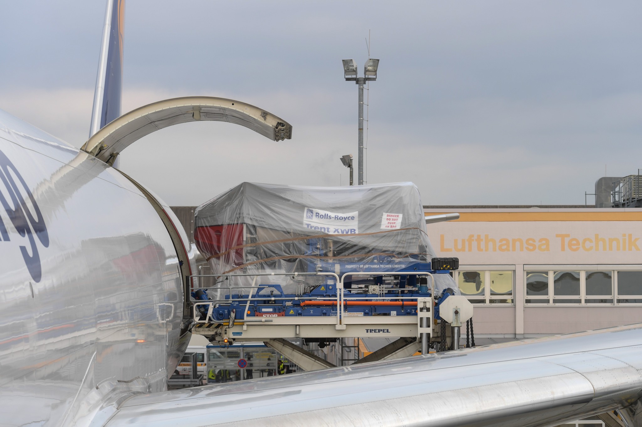 Airbus A350: Lufthansa Technik and Lufthansa Cargo test loading of Trent XWB