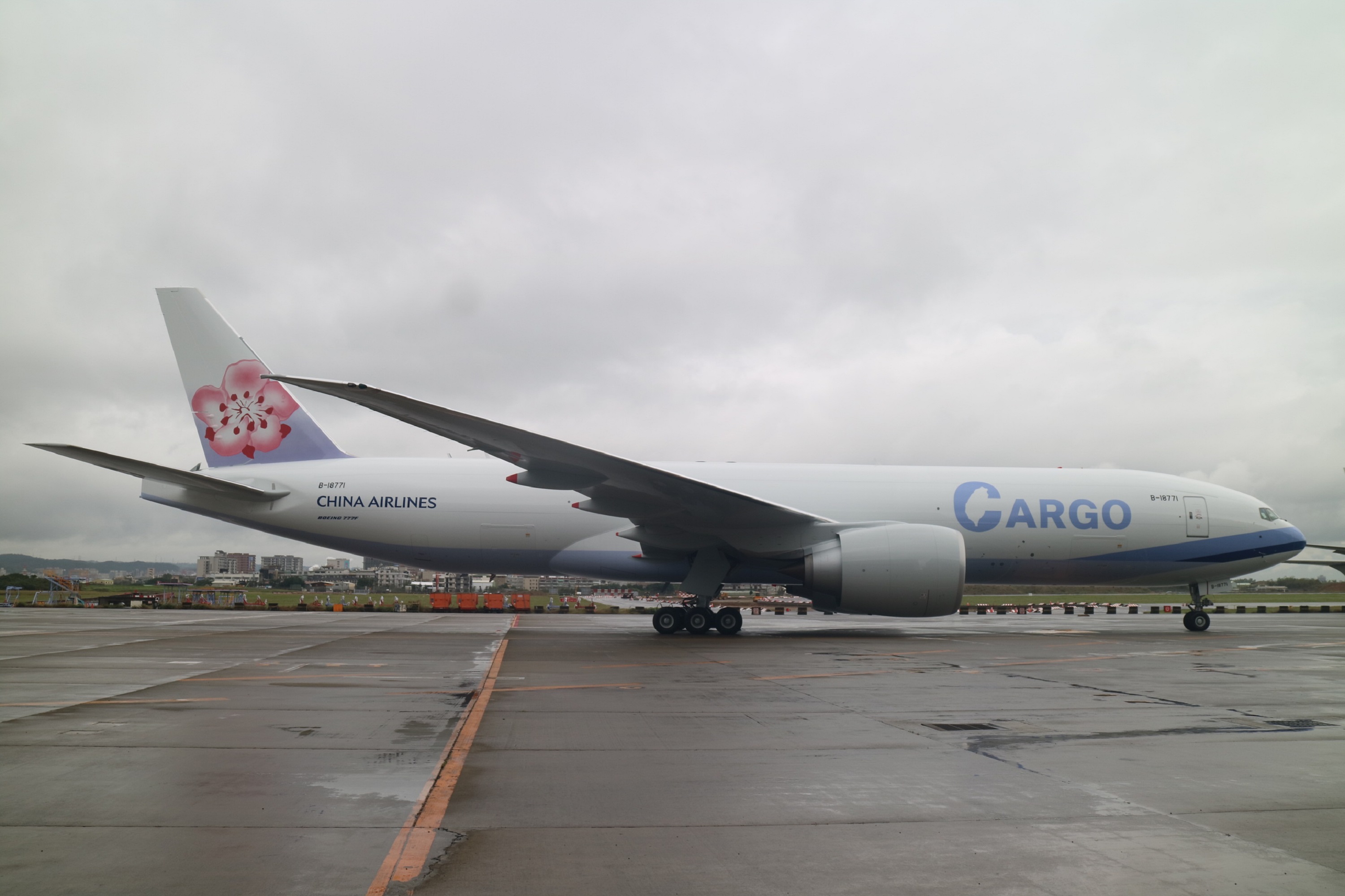 China Airlines takes delivery of first Boeing 777 Freighter