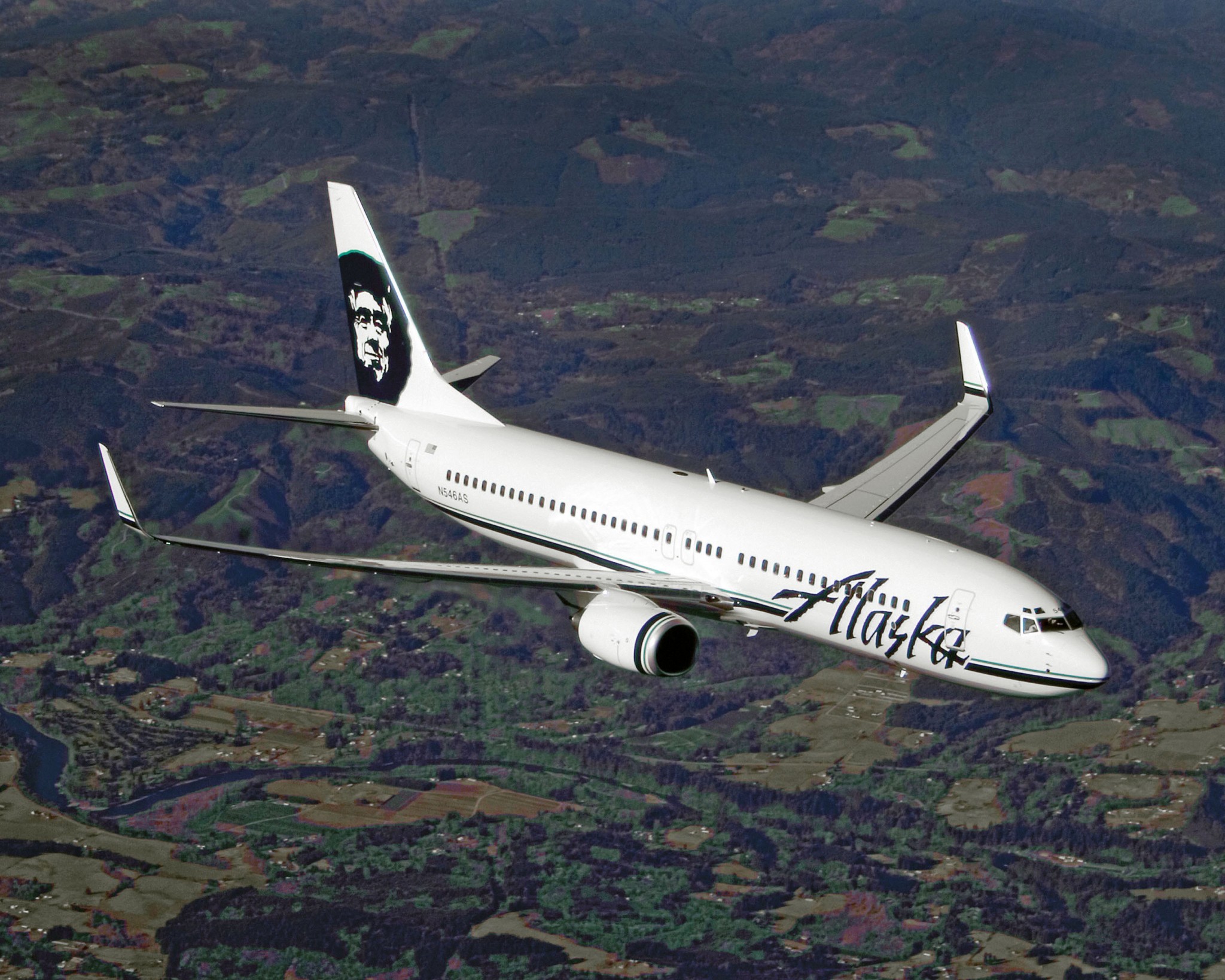 Alaska Airlines 737 windshield cracks while landing