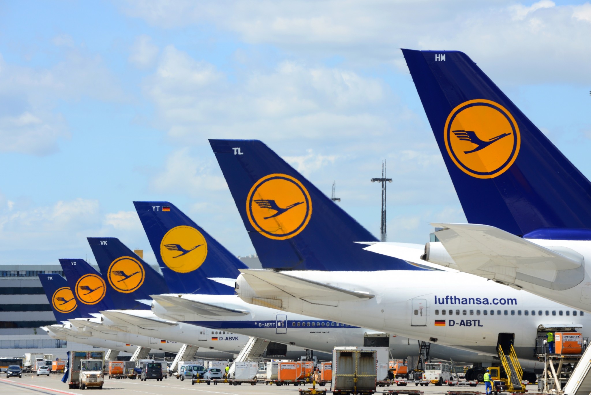 Lufthansa faces intensifying competition, falling fares