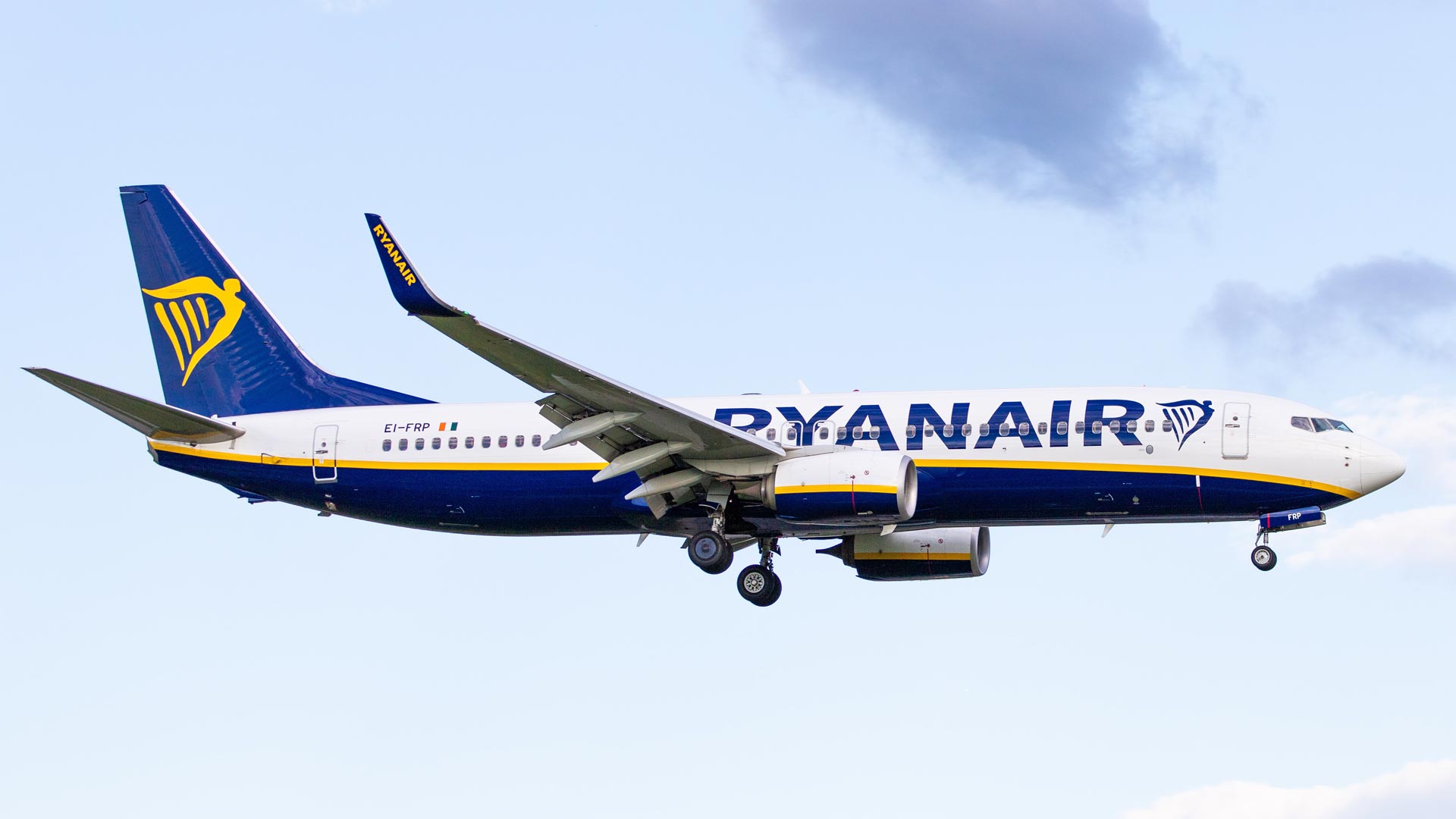 Ryanair returns to profit