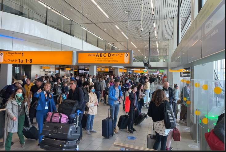 Schiphol plans to curb passenger numbers by 18%