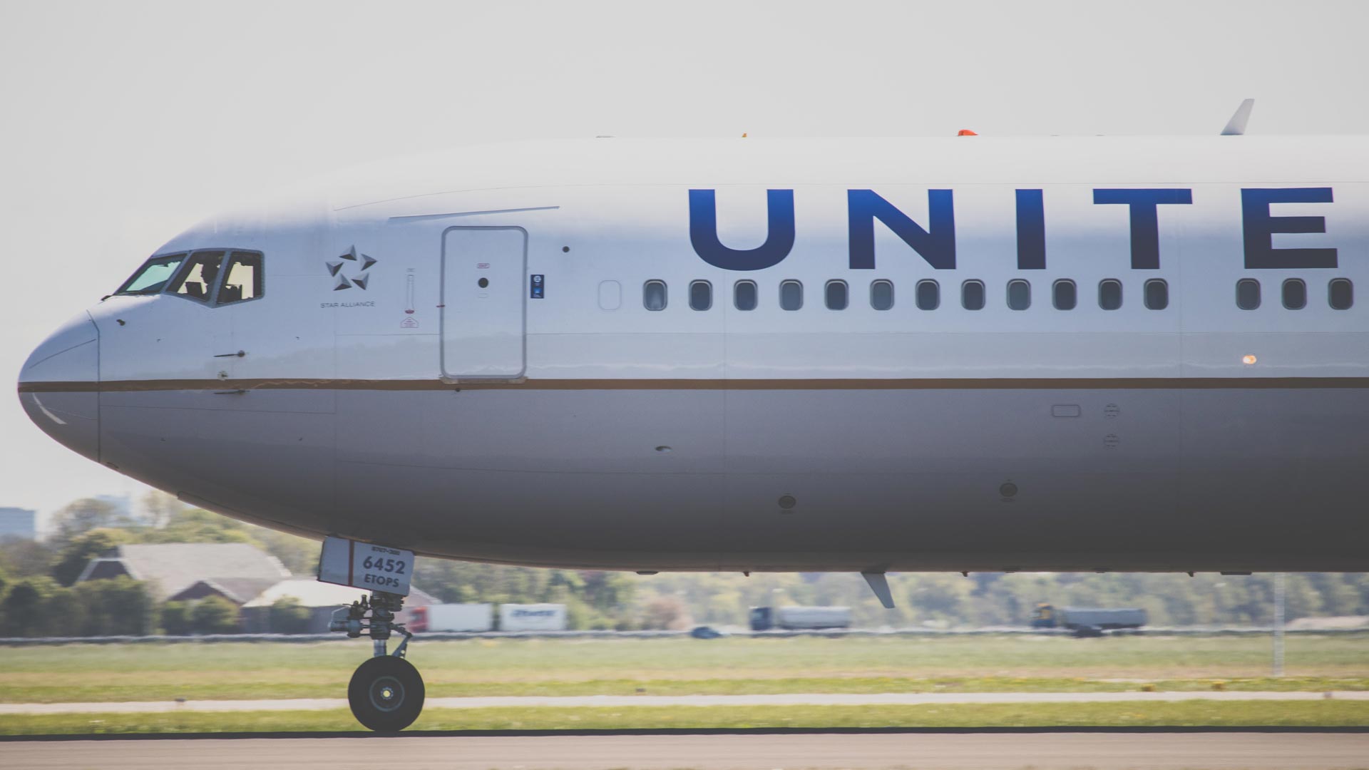 United grounds 52 777-200s due to missed inspections on-wing leading edge panels